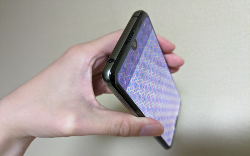 左＝そのまま。右＝のぞき見ブロックした状態。この距離で見てもなんなのかはまったく分かりません