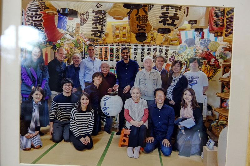 ピチャイ氏来店時の記念写真