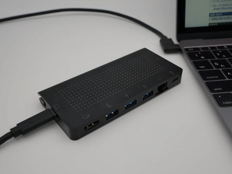 同梱のケーブルを使えばより自由な位置に配置できるので、デスク上で使うときなどに便利