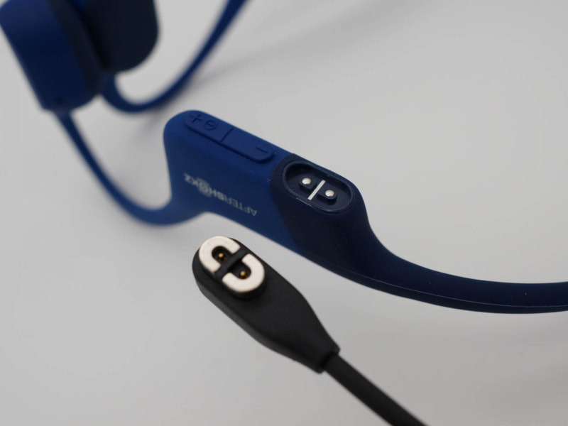 充電端子は独自のマグネット貼り付け式。充電ケーブルは2本同梱されるので職場と家など複数の場所に置いておける。反対側は普通のUSB Type-Aなので汎用の充電アダプタが使える