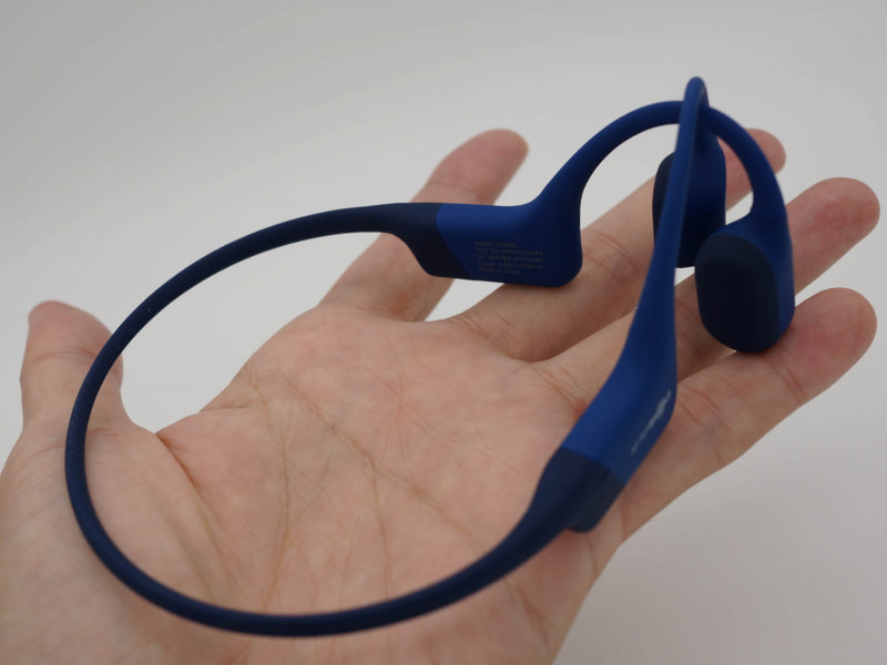 重量は26gとかなり軽いが最大8時間バッテリが持続する（待機状態は10日）。それよりもバネがやや強く、かなりしっかりと装着できるが、慣れるまでは頭の締め付けがやや気になる人もいるかもしれない