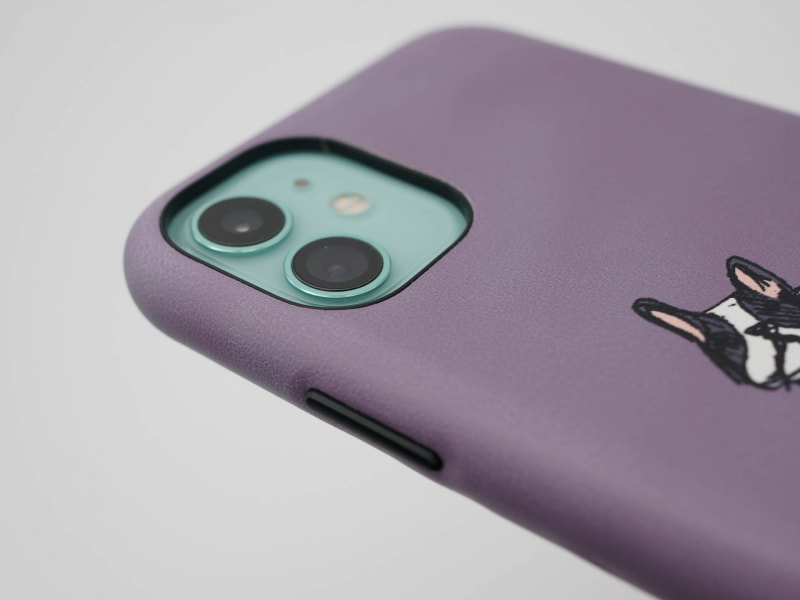 カメラ部はiPhone 11版/iPhone 11 Pro版ともに広く開いているタイプ