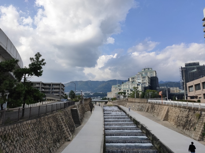 青空や緑などを含んだ風景写真。やや淡泊なイメージで撮影された
