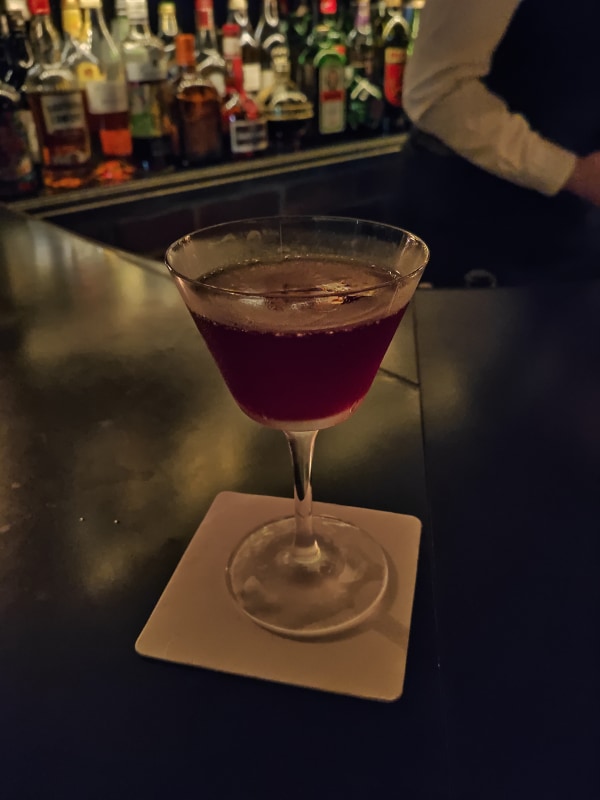 薄暗いバーで撮影。やや色味が普段と違う印象だが、暗いところでも問題なく、撮影できる