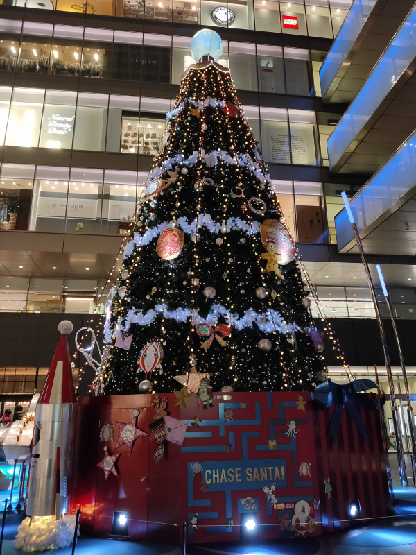 クリスマスツリーを撮影。周囲の明るさの影響も少なく、自然に撮影できた印象