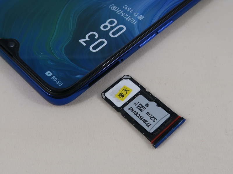 SIMカードトレイは左側面の上側に備える。ピンで取り出すタイプで、2枚目のnanoSIMカードはmicroSDメモリーカードとの排他利用になる