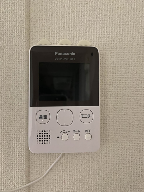 ドアモニのモニター側。スマホアプリやメールへの中継もコイツが行なう。非常に軽いので両面テープで壁面に固定できる