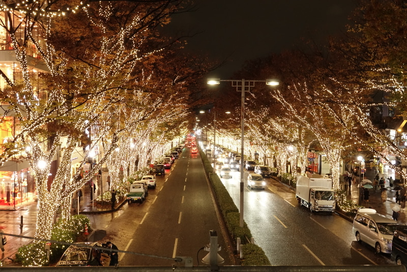 表参道のイルミネーション。歩道橋上から明治神宮方面を臨む