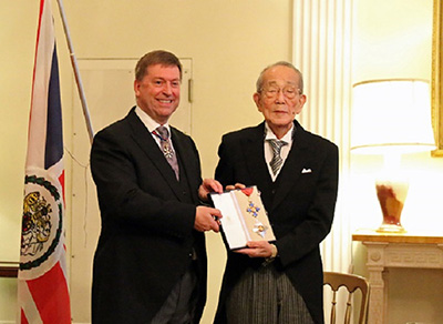 ポール・マデン駐日英国大使閣下（左）、京セラ 名誉会長 稲盛和夫氏（右）