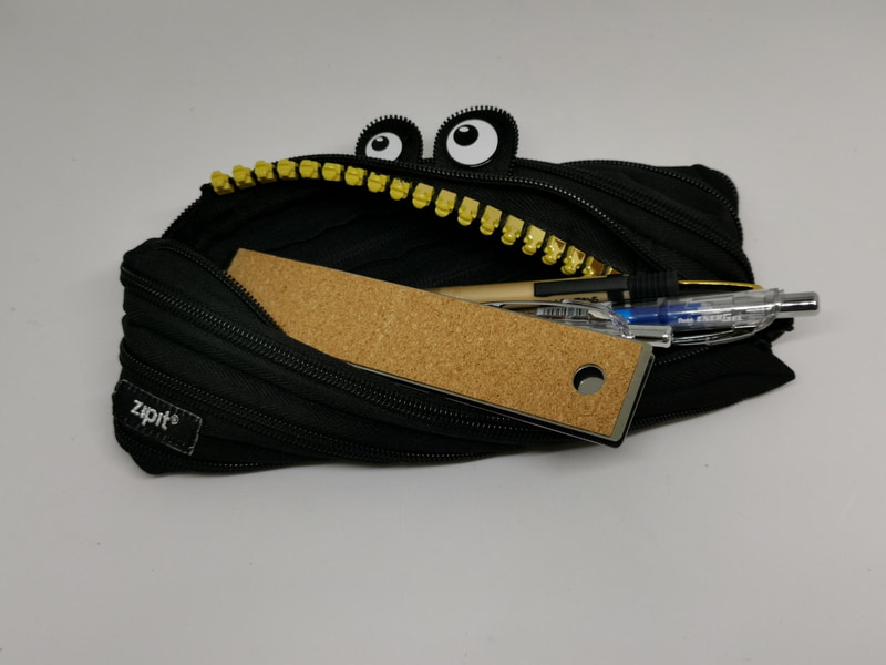 30cmに約1mm弱程度の誤差のあることが分かった折り畳み30cm定規だが、定規は線を引くもの、ものさしは長さを測るモノと言う原則に立ち返って、“折り畳めるものさし機能も持った線引き定規”と納得して筆者はペンケースに入れて持ち歩いている