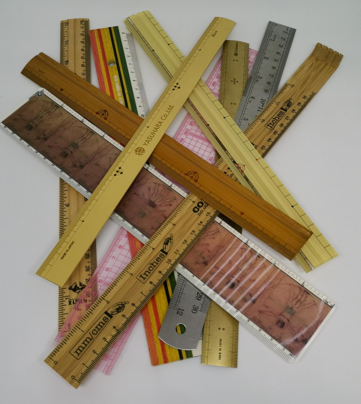 30cm定規は楽しい文具の代表選手の一つだ。使っている素材や目盛りの差など興味を持って文房具屋さんで眺めてみると実に面白い。知らず知らずの内に集まってしまう