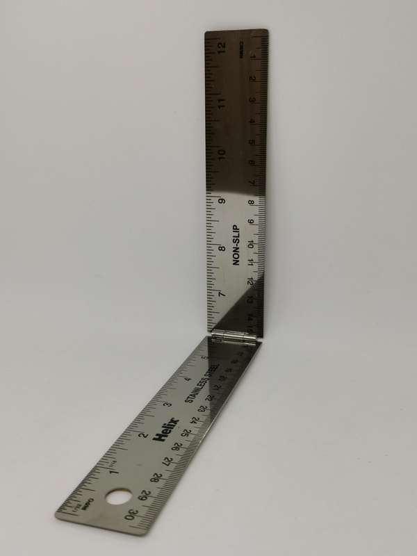 ちょうど真ん中の15cmのところに蝶番が付けられて折り畳む構造になっている