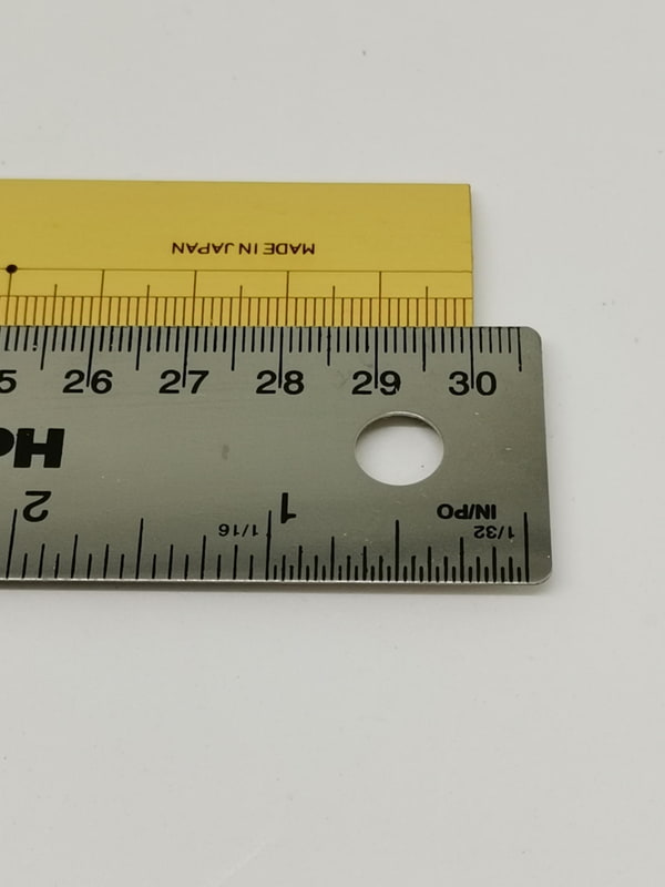 正しく目盛り数字の見える角度から再度見てみると、なんと30cm（300mm）ではなく30.5cm（305mm）定規であることが分かる