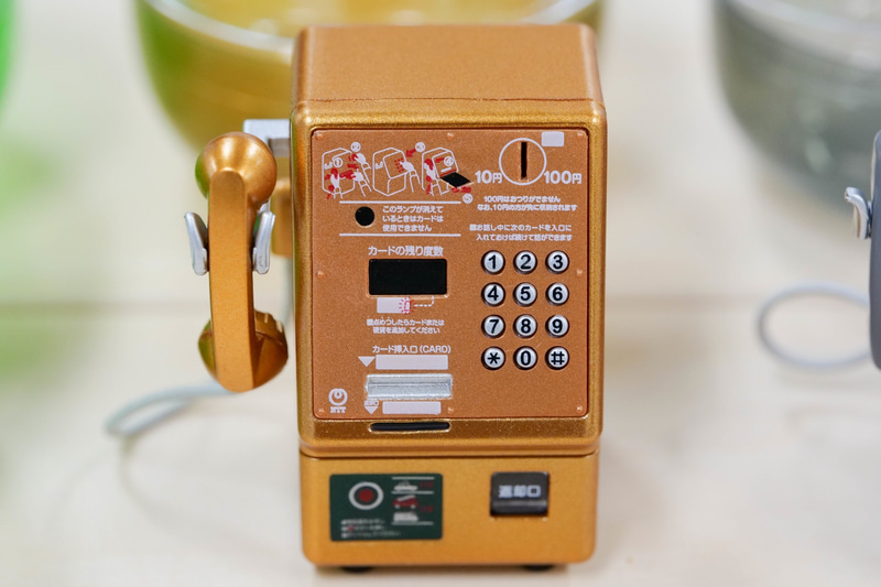 金色の公衆電話機