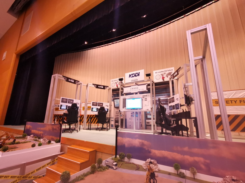 KDDIのブース。会場内でも一際大きかった