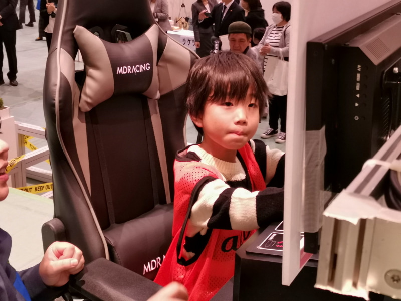 重機を遠隔で操作する子ども