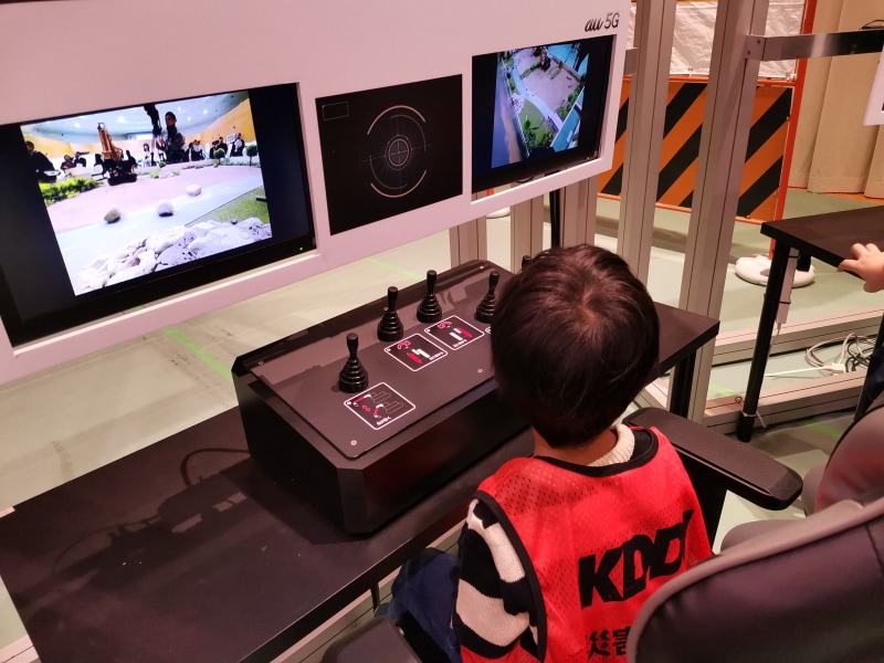 重機を遠隔で操作する子ども