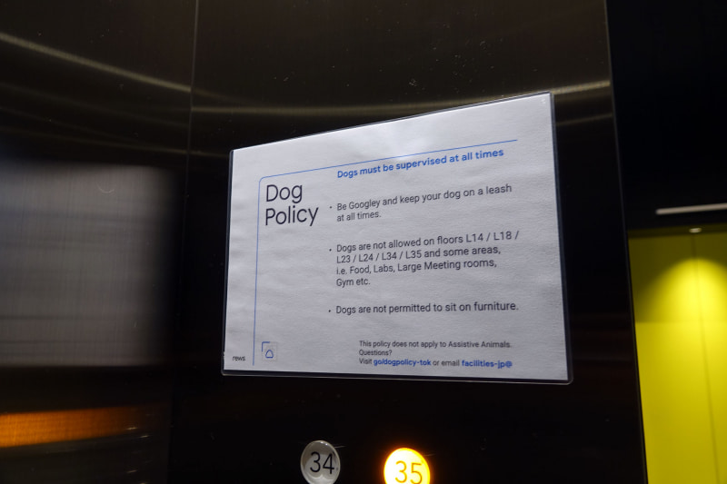 エレベーター内にあるDog Policy