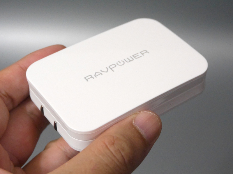 USB PD対応の充電器としては珍しい薄型だ。重量は82gと軽量