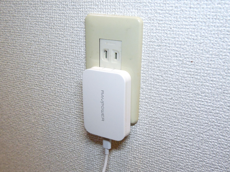 壁面コンセントに挿したところ。隣のコンセント口に干渉こそしないが、かなり広い面積を塞ぐことが分かる