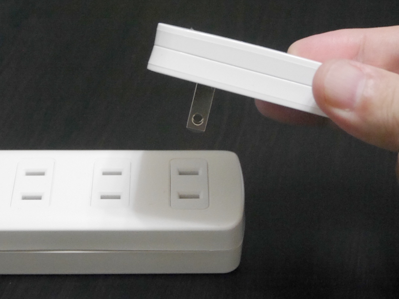 電源タップに挿す場合はなるべく端の口に差し込まないと、ほかの口を完全に覆ってしまう
