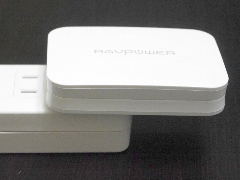 隣のコンセント口がACアダプタを使っている場合、短い延長プラグを併用するなどの対応が必要となる