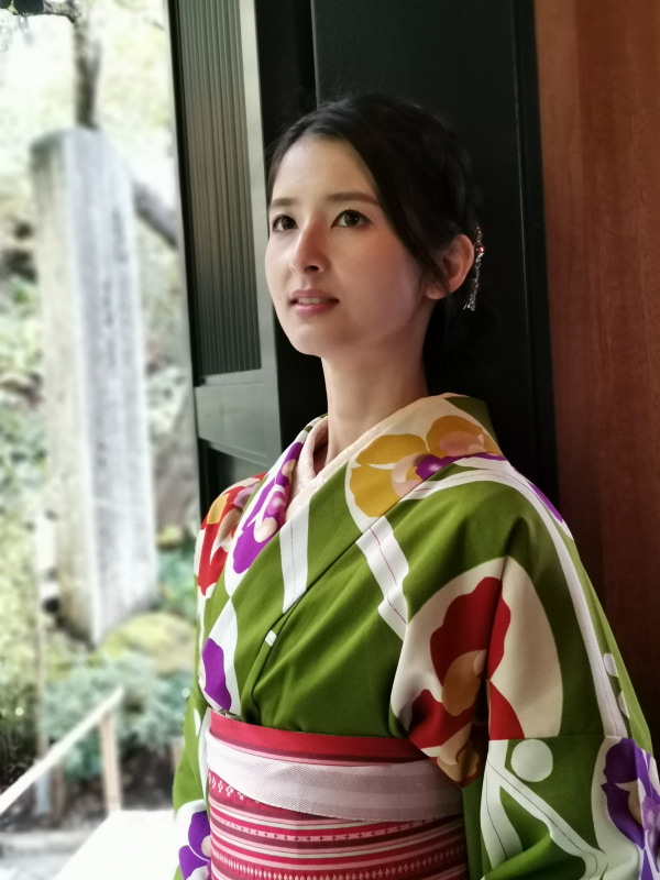 暗がりの中から光の中にいるモデルさんを撮影。肌が奇麗に見える