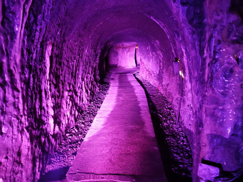 洞窟のライトアップも。天井はかなり低い