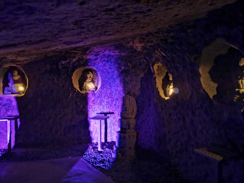 洞窟のライトアップも。天井はかなり低い