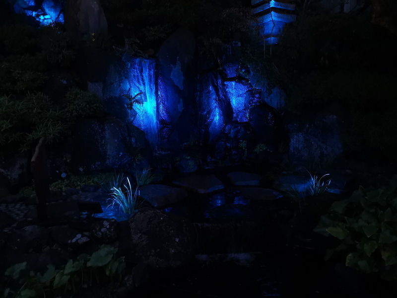 寺内の滝のライトアップ。WBは電球にし露出アンダー気味で撮影