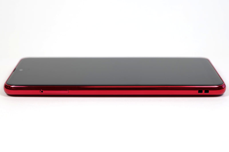 左側にはSIMカードトレイ