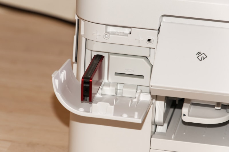 USBメモリーとSDカードに対応。ダイレクトでプリントしたり、スキャンデータを保存したりできる