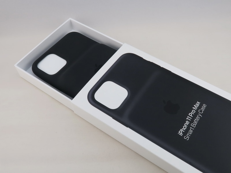 アップル「iPhone 11 Pro Max Smart Battery Case」は背面のカメラ部の大きな穴が特徴的