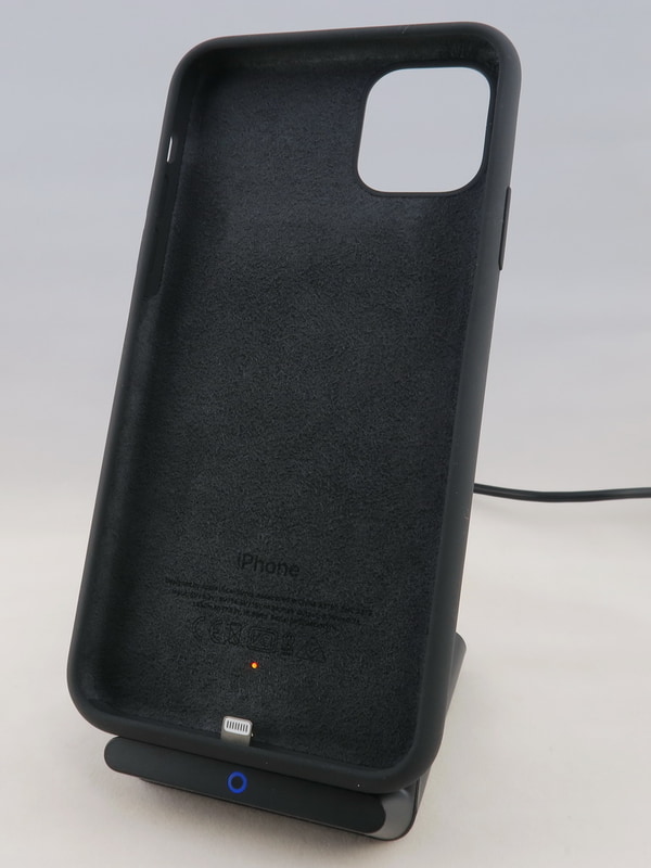 iPhone 11 Pro Max Smart Battery Caseのみでも、Qi規格対応のワイヤレス充電器で充電が可能