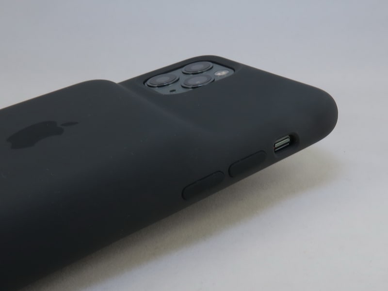 iPhoneの左側面の「着信/サイレントスイッチ」（マナースイッチ）の部分は穴が空いているので、カバーを装着したまま、操作できる