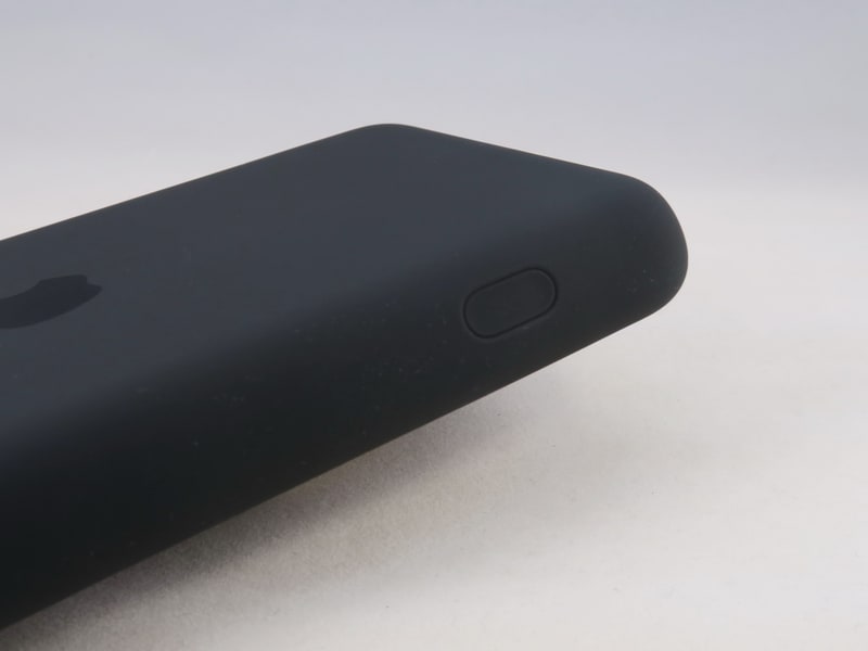 右側面には専用カメラボタンを備える。短押しでカメラ起動、長押しでビデオカメラを起動できる