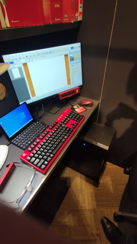 内部の様子。裏側にはコードを通す穴がある