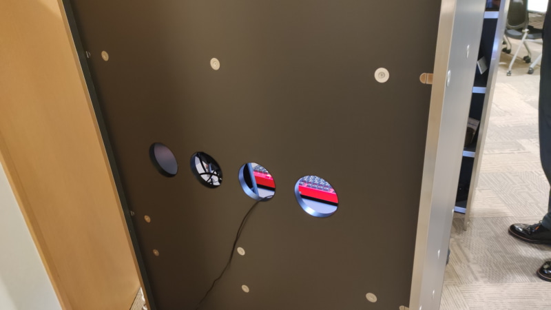 内部の様子。裏側にはコードを通す穴がある