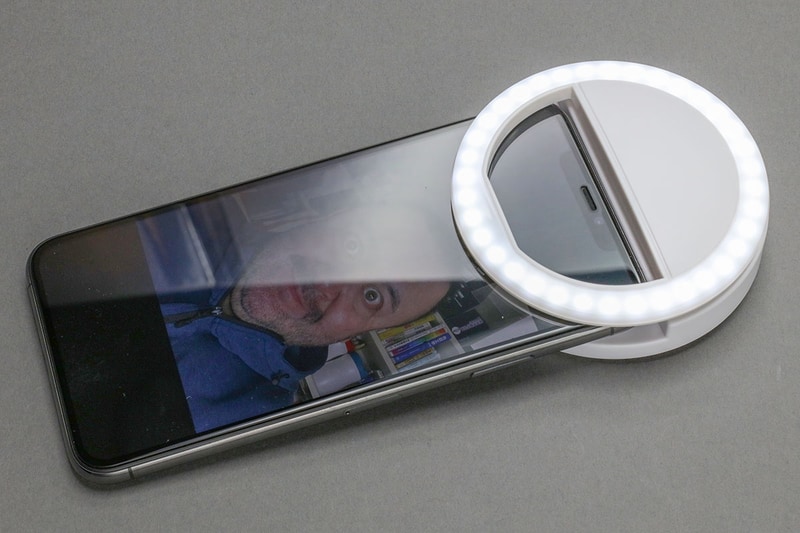 スマホでの自撮り用のリングライト各種。自撮りの時に顔を明るく照らせるので、キレイなセルフィーを期待できます。