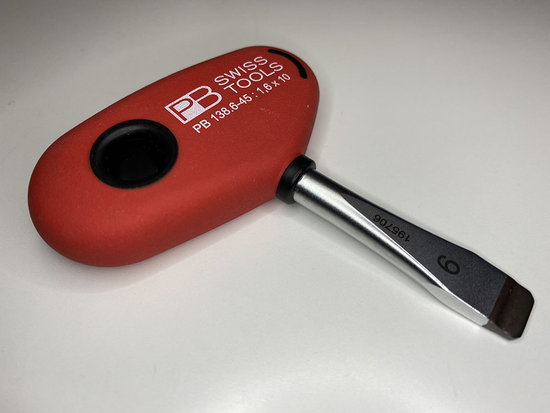 これも小さいほうのリングライトを使って撮った写真で、左がオフ、右がオン。仕上がりが大きく異なります。