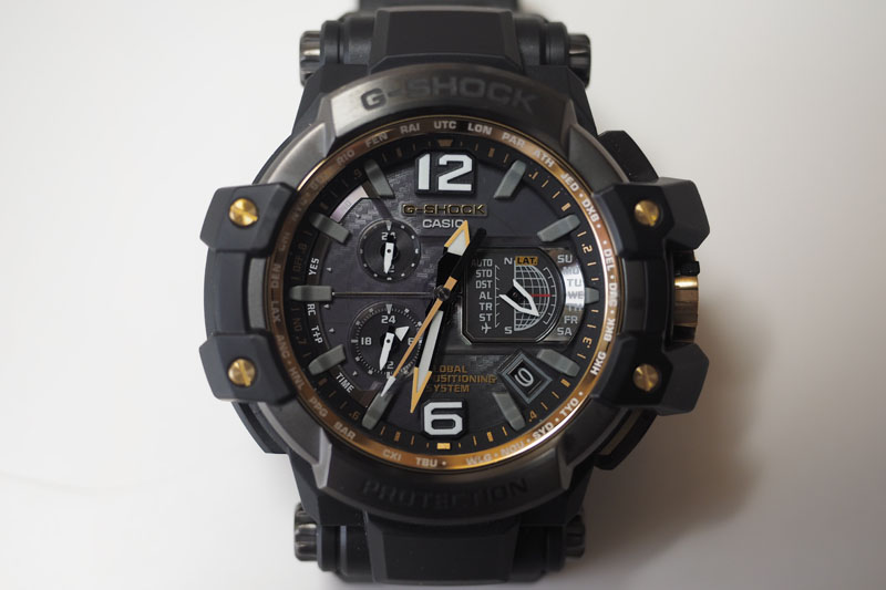 このリングライトを使って撮った写真。左がライト不使用、中央がライト使用、右がさらにレタッチしたものです。リングライトを使うだけで見違えるような写真になるというわけです。