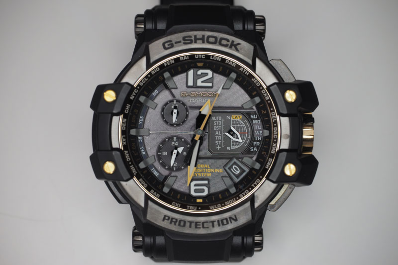 このリングライトを使って撮った写真。左がライト不使用、中央がライト使用、右がさらにレタッチしたものです。リングライトを使うだけで見違えるような写真になるというわけです。