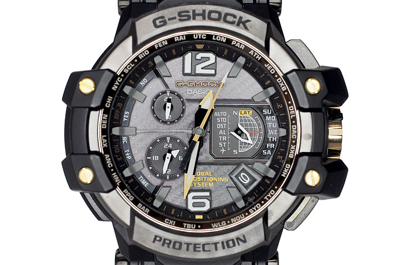 このリングライトを使って撮った写真。左がライト不使用、中央がライト使用、右がさらにレタッチしたものです。リングライトを使うだけで見違えるような写真になるというわけです。