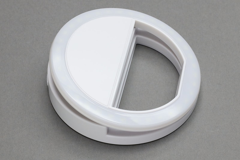 500円のLEDリングライト。36個のLEDを内蔵し、直径は9cm弱。3段階に調光できます。USBで充電して使用。