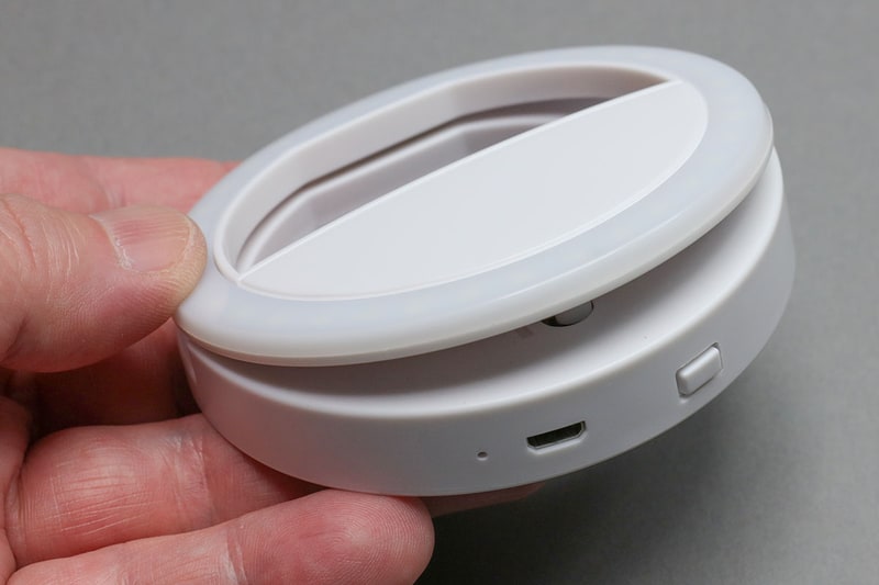 500円のLEDリングライト。36個のLEDを内蔵し、直径は9cm弱。3段階に調光できます。USBで充電して使用。