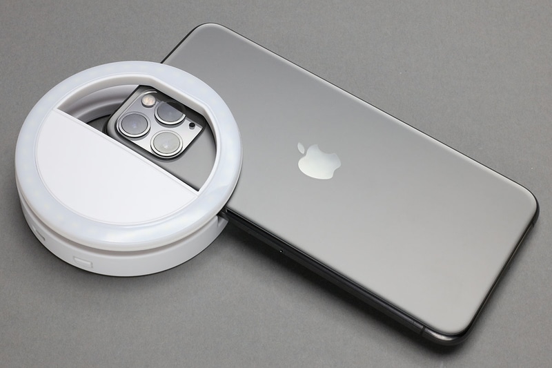 クリップ式でスマートフォンにはどちら向きにでも装着可能。インカメラでもアウトカメラでも使えます。