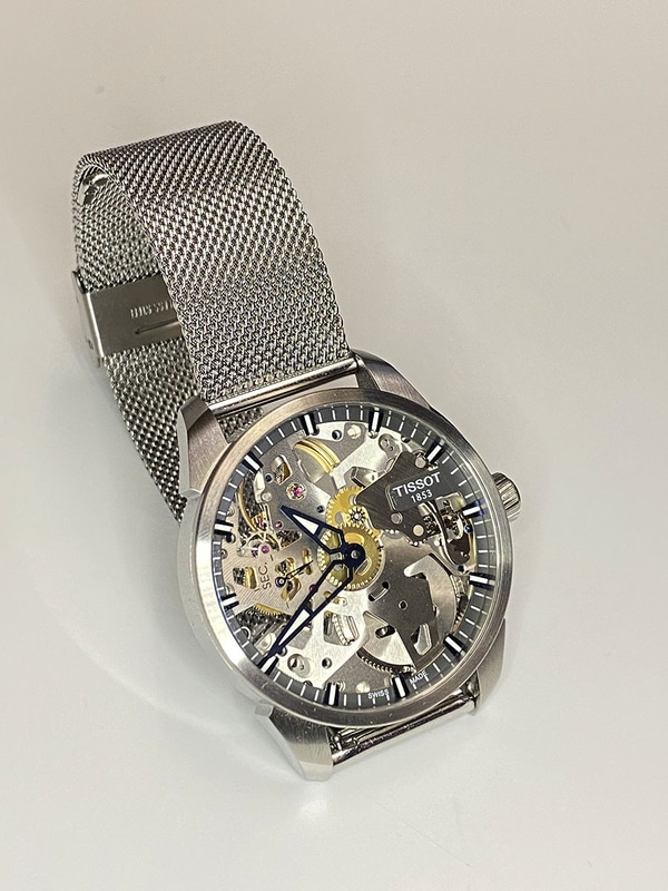 腕時計を撮影。リングライト使用の写真は十分な明るさとなり細部もよく見えます。ちょっと色が転んだので要レタッチですが、元の写真の明るさのバランスが良いのでレタッチも行いやすいです。