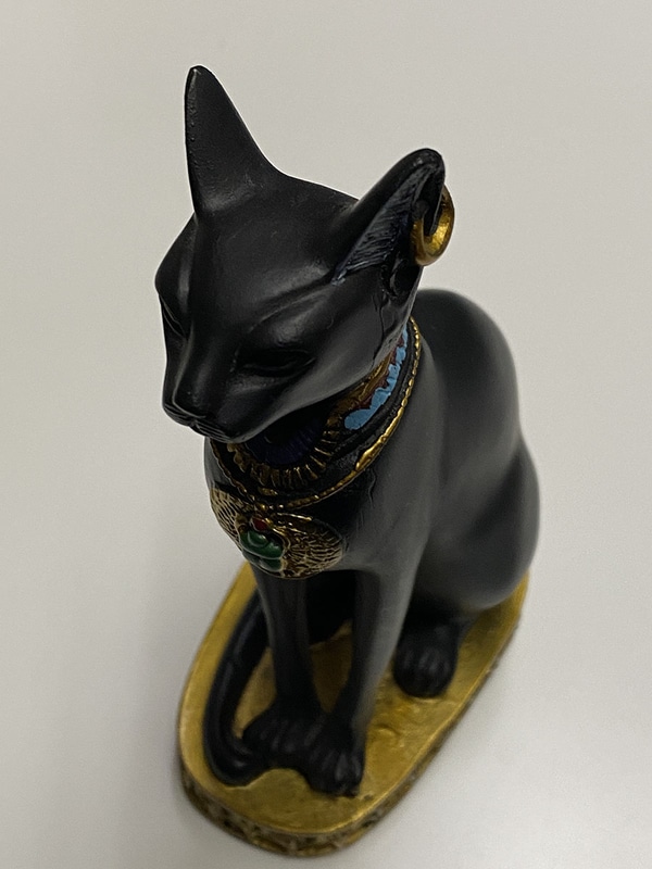 猫の女神バステトの置物。リングライト使用で細部までよく見えるようになりました。