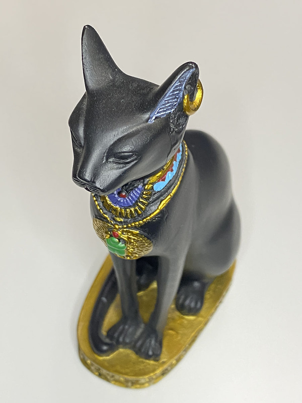 猫の女神バステトの置物。リングライト使用で細部までよく見えるようになりました。