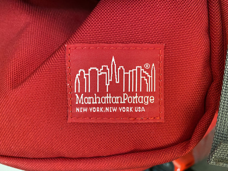 こちらはバッグのピスネーム。リングライトを使ったら細部の解像感が大きく高まりました。